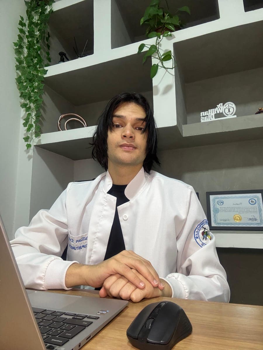 Dr. Willian Dias no consultório - Biomédico Acupunturista