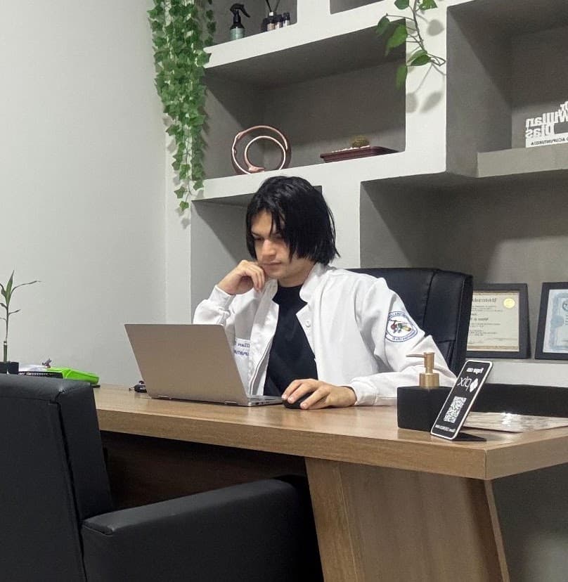 Dr. Willian Dias no consultório - Biomédico Acupunturista